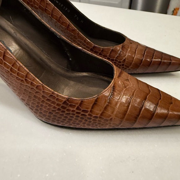 Stuart Weitzman Pumps Heels Sz 7.5 Leather Croc Embossed Brown EUC - Picture 3 of 9